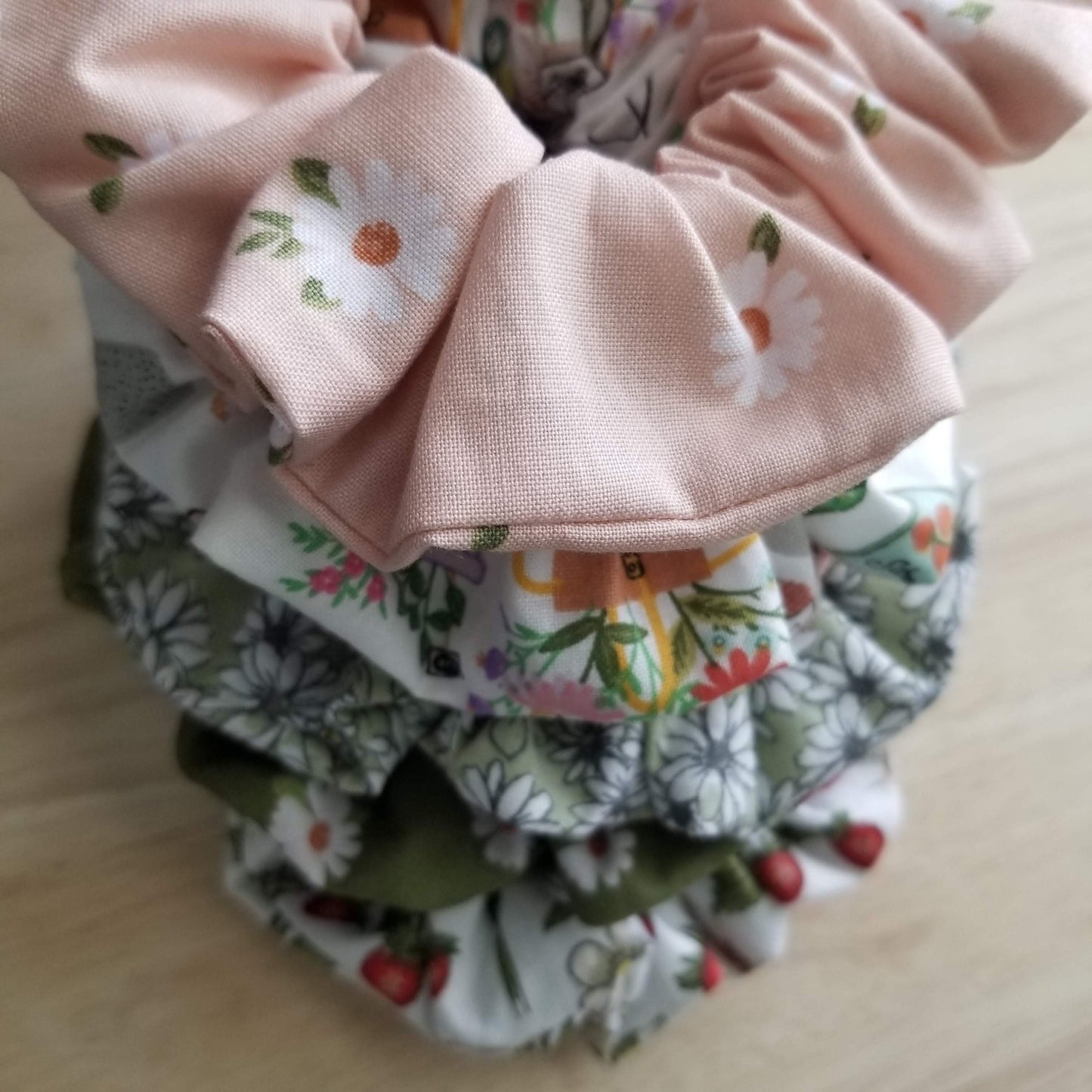 Scrunchie in Green Daisy
