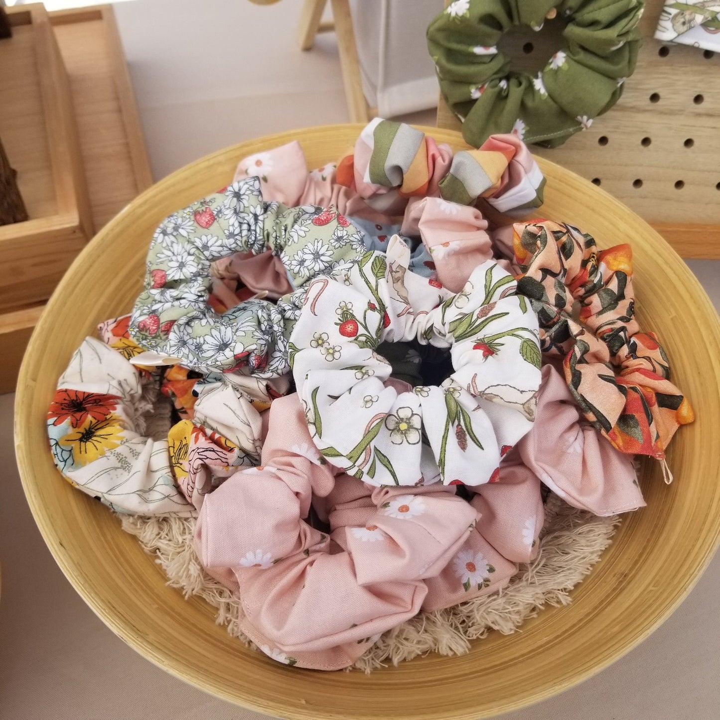 Scrunchie in Blush Daisy