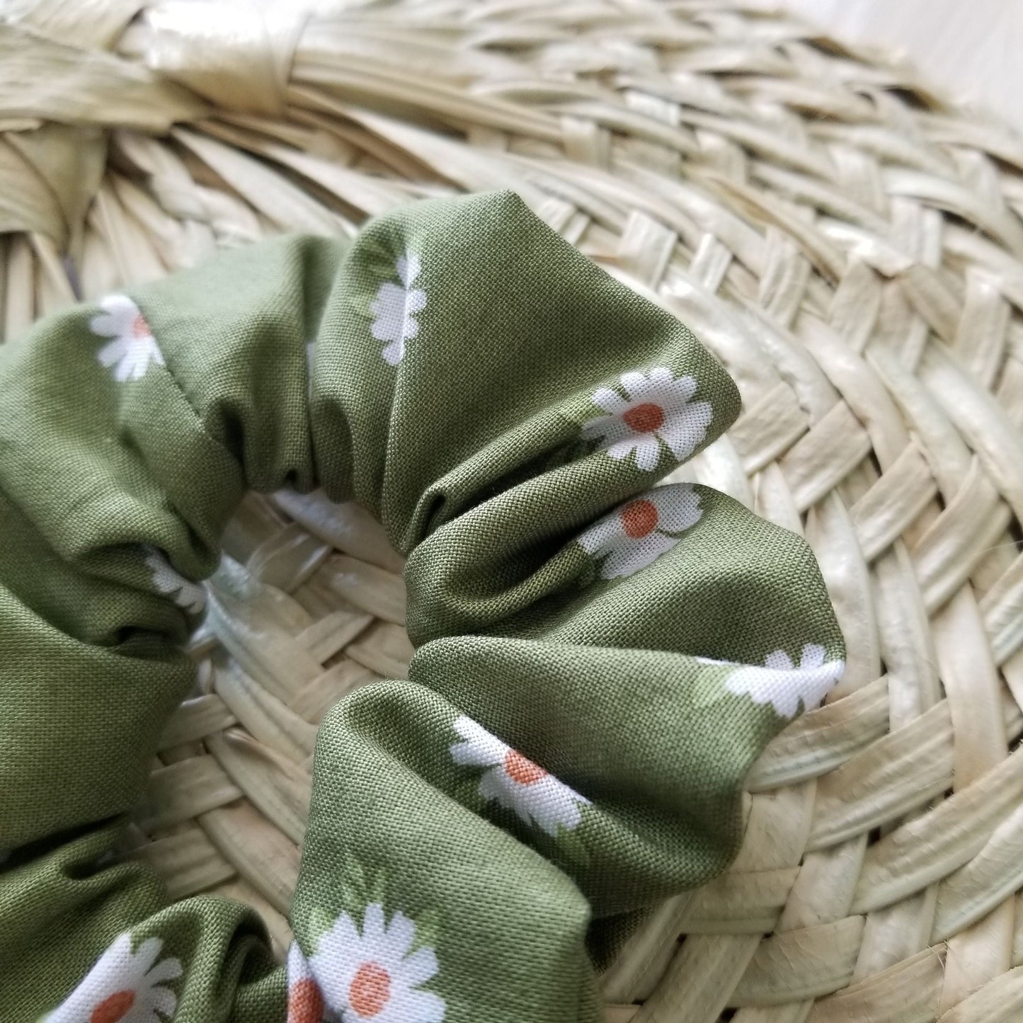 Scrunchie in Green Daisy