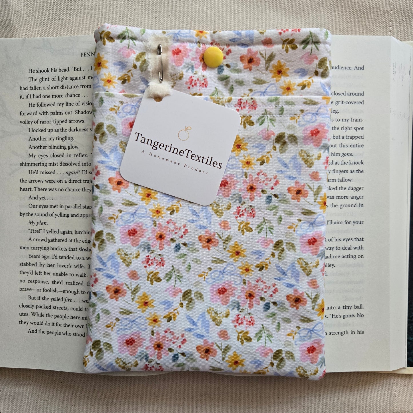 KINDLE SLEEVE IN FLORAL WITH LITTLE BOWS