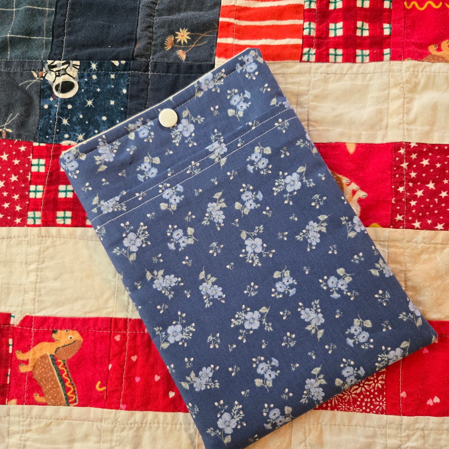 KINDLE SLEEVE IN SOUTHERN BLUE FLORAL