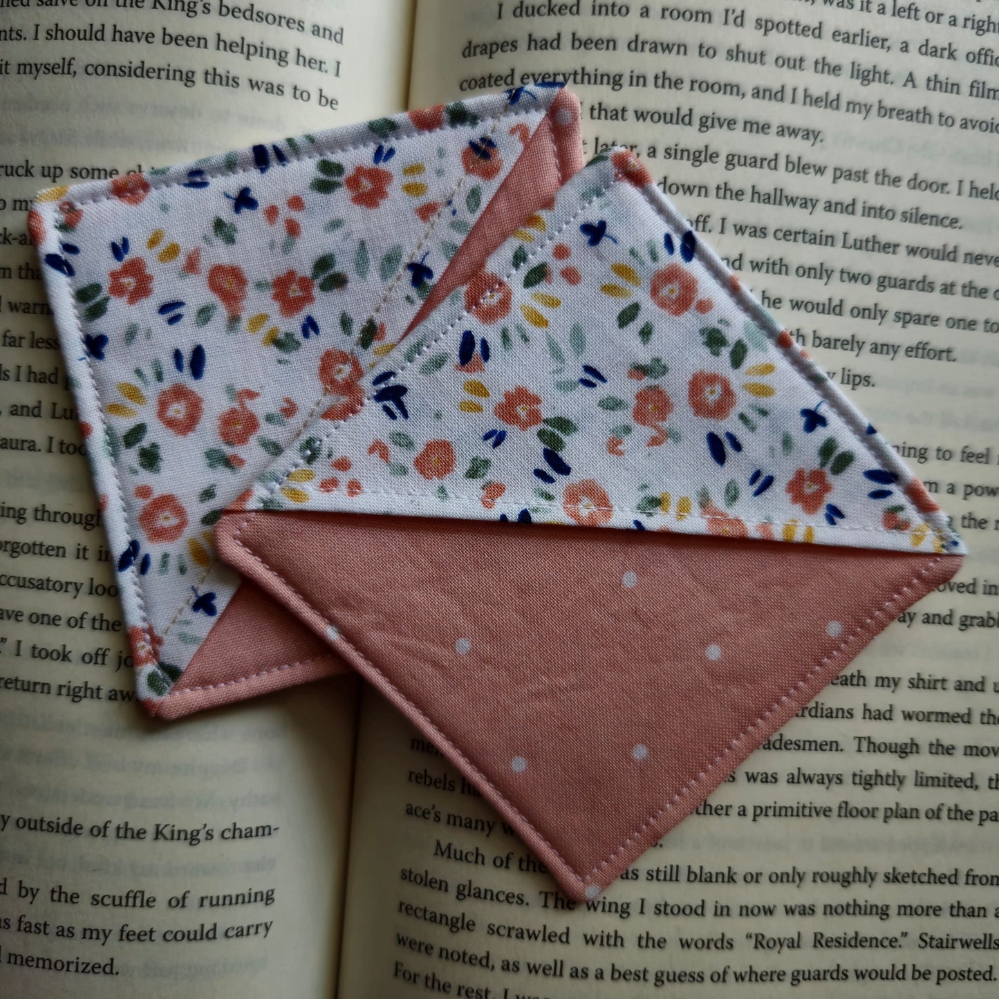 CORNER BOOKMARK IN WATERCOLOR PEDALS