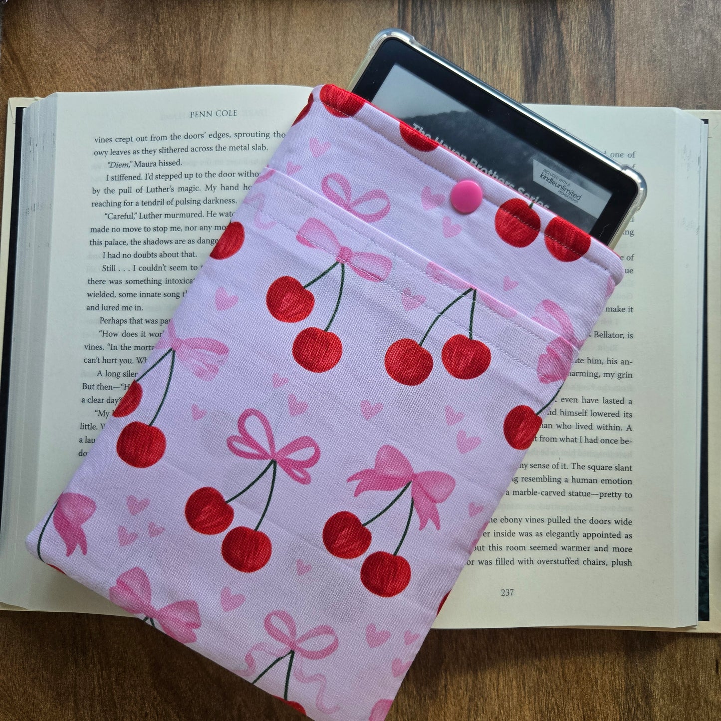 KINDLE SLEEVE IN CHEERYS WITH BOWS