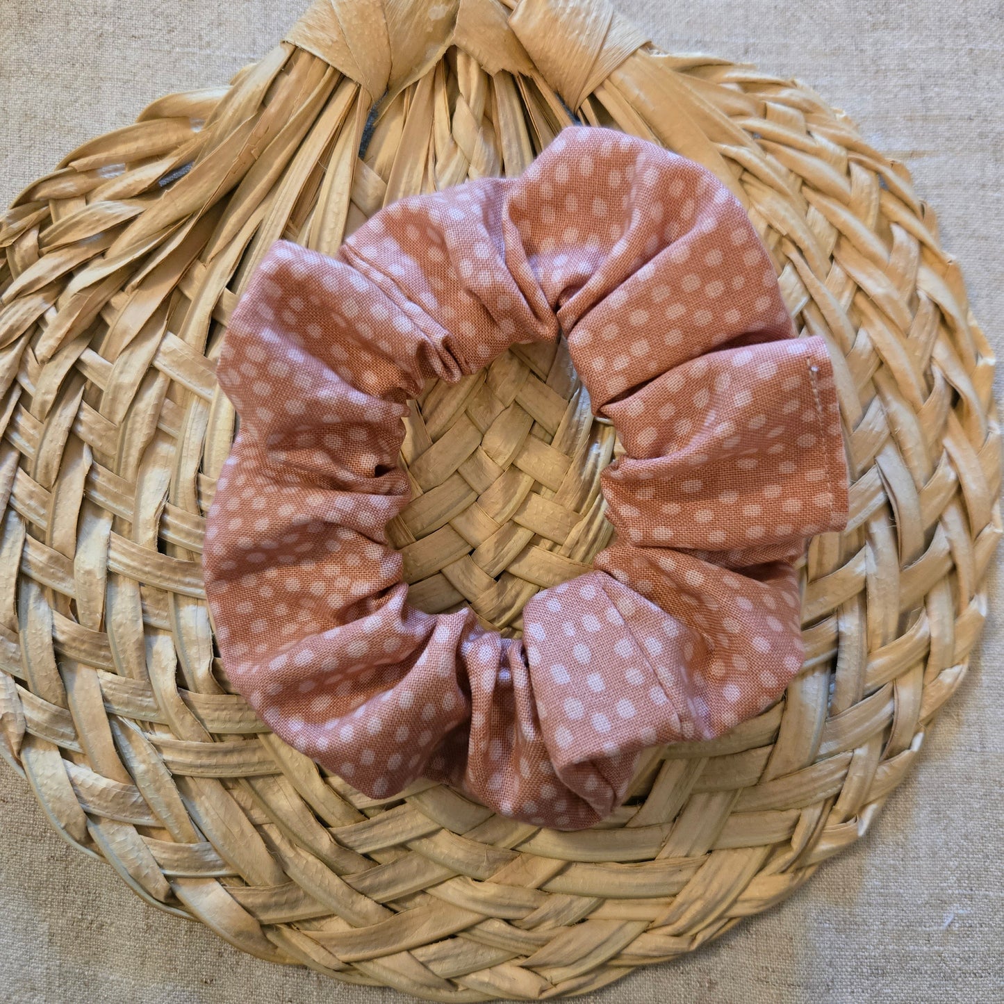 Scrunchie in New Bloom Mauve with dots