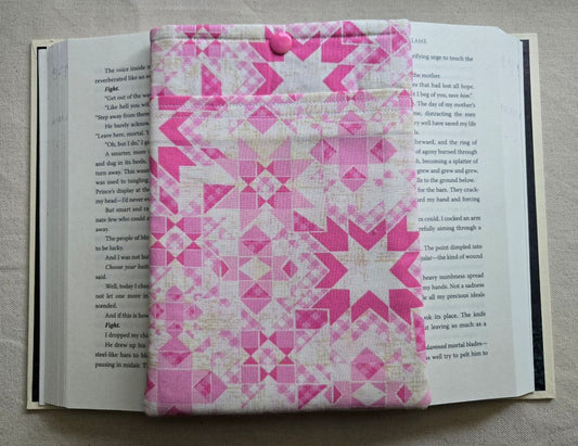 KINDLE SLEEVE IN STAR QUILT PINK