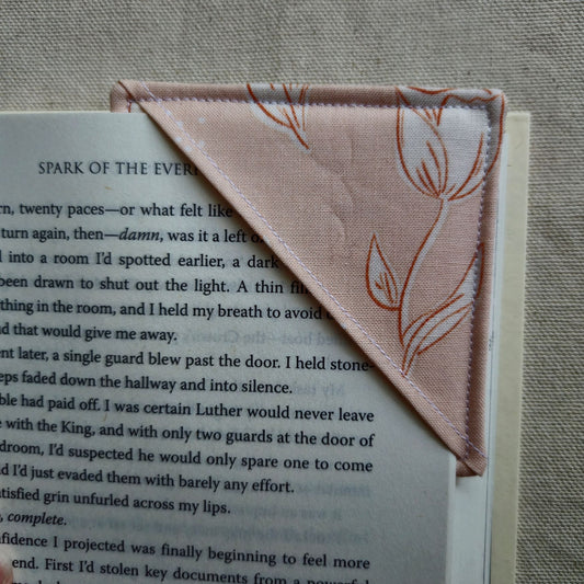 CORNER BOOKMARK IN BLUSH TULIPS