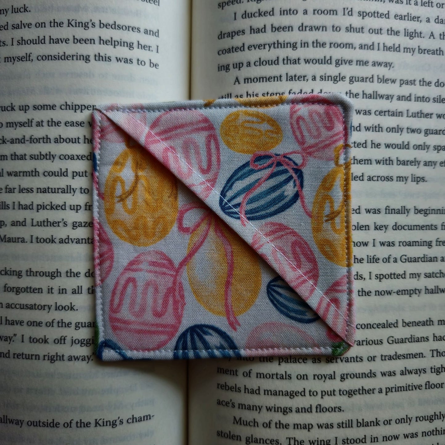 CORNER BOOKMARK IN EASTER BOWS