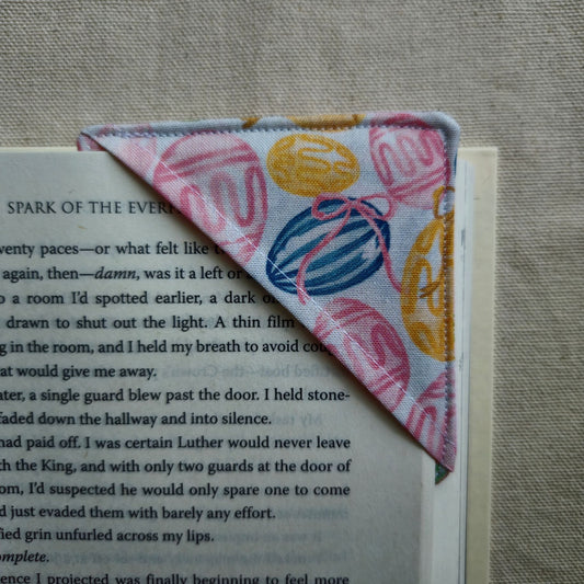 CORNER BOOKMARK IN EASTER BOWS