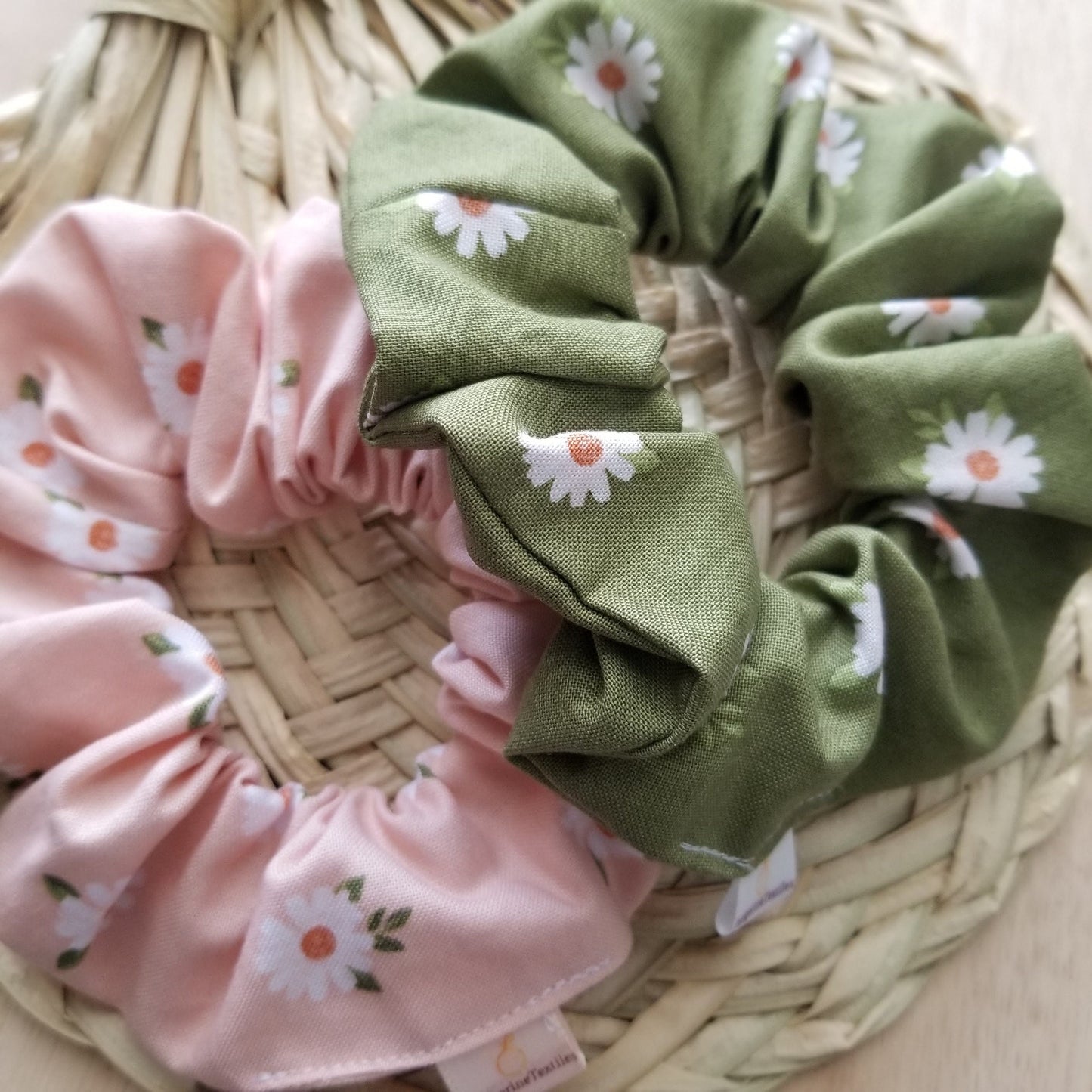 Scrunchie in Green Daisy