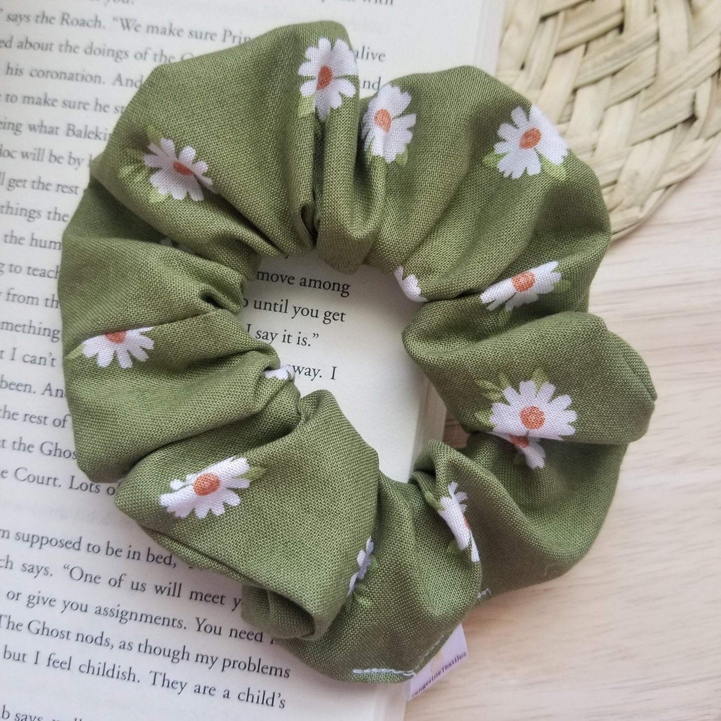 Scrunchie in Green Daisy