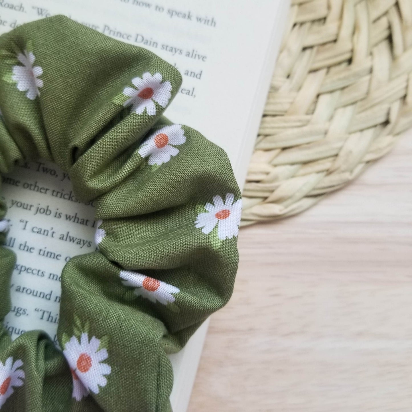 Scrunchie in Green Daisy