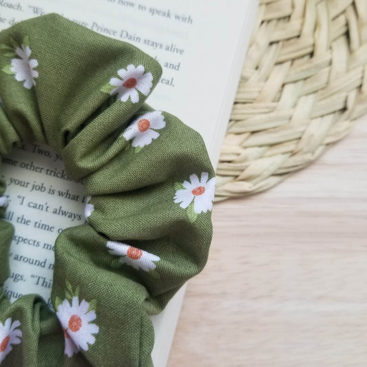 Scrunchie in Green Daisy