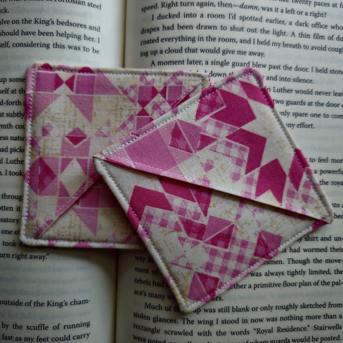 CORNER BOOKMARK IN STAR QUILT PINK