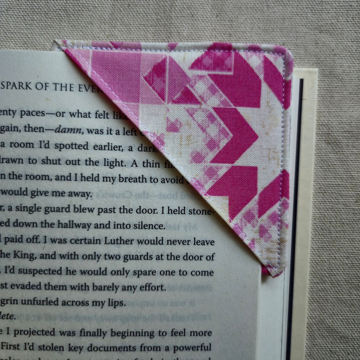 CORNER BOOKMARK IN STAR QUILT PINK