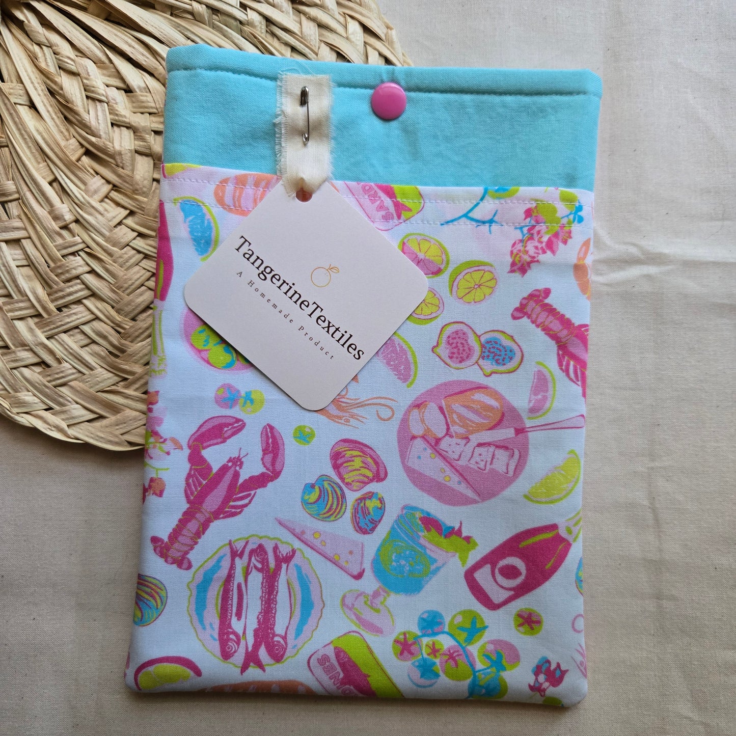 KINDLE SLEEVE IN  PINK COASTAL FEAST