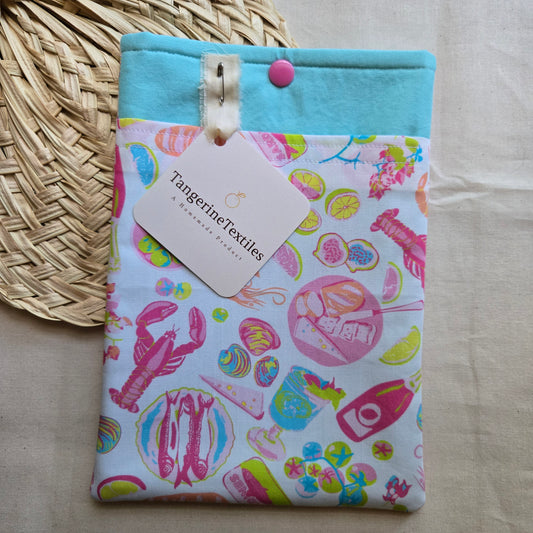 KINDLE SLEEVE IN  PINK COASTAL FEAST
