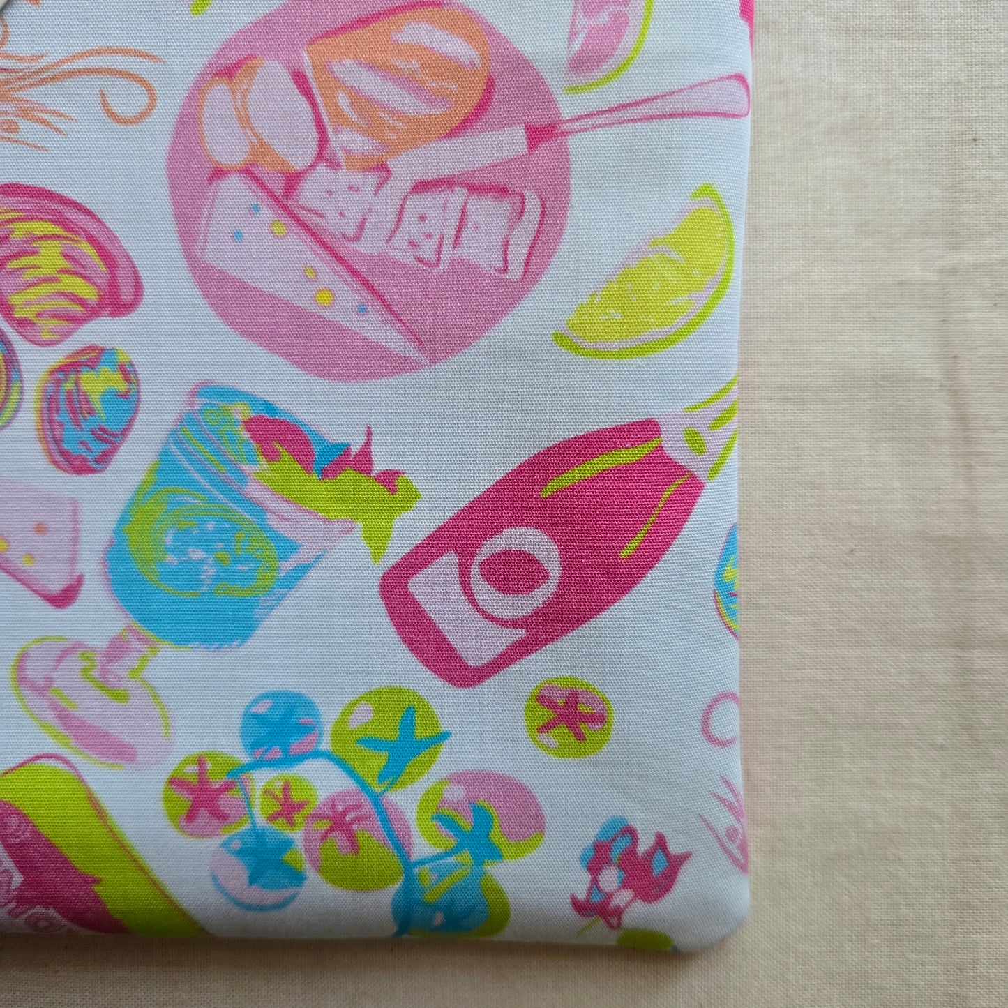 KINDLE SLEEVE IN  PINK COASTAL FEAST