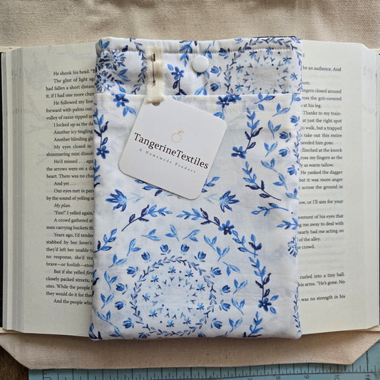 KINDLE SLEEVE IN BLUE FLORAL RIPPLES