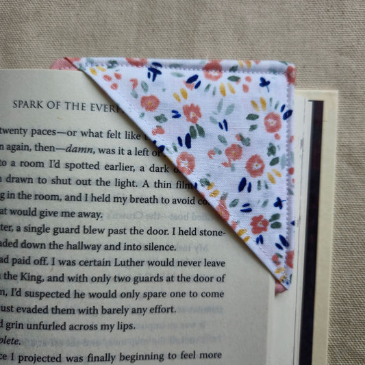 CORNER BOOKMARK IN WATERCOLOR PEDALS